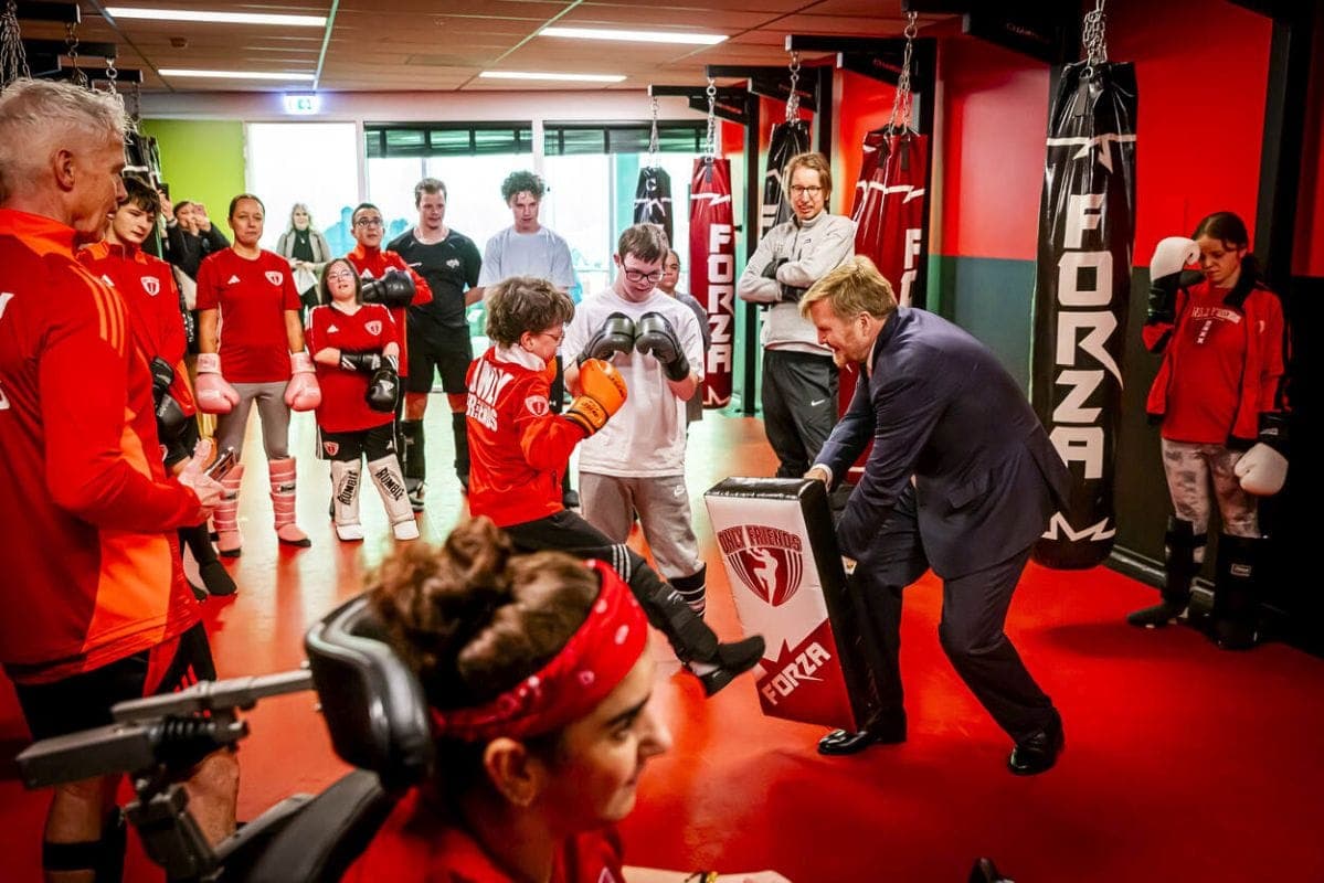 Koning Willem-Alexander bij de kickboksles van Sportclub Only Friends